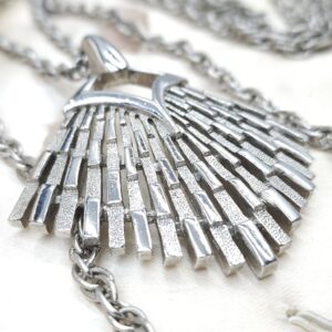 Collana Trifari risalente al 1960 circa, con doppia catena e pendente in lega Trifanium color argento con lavorazione a cera persa e lucida - VINTAGE AMORE MIO
