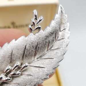 Spilla botanica realizzata da Trifari negli anni '60, realizzata in lega Trifanium color argento satinato con dettagli lucidi - VINTAGE AMORE MIO