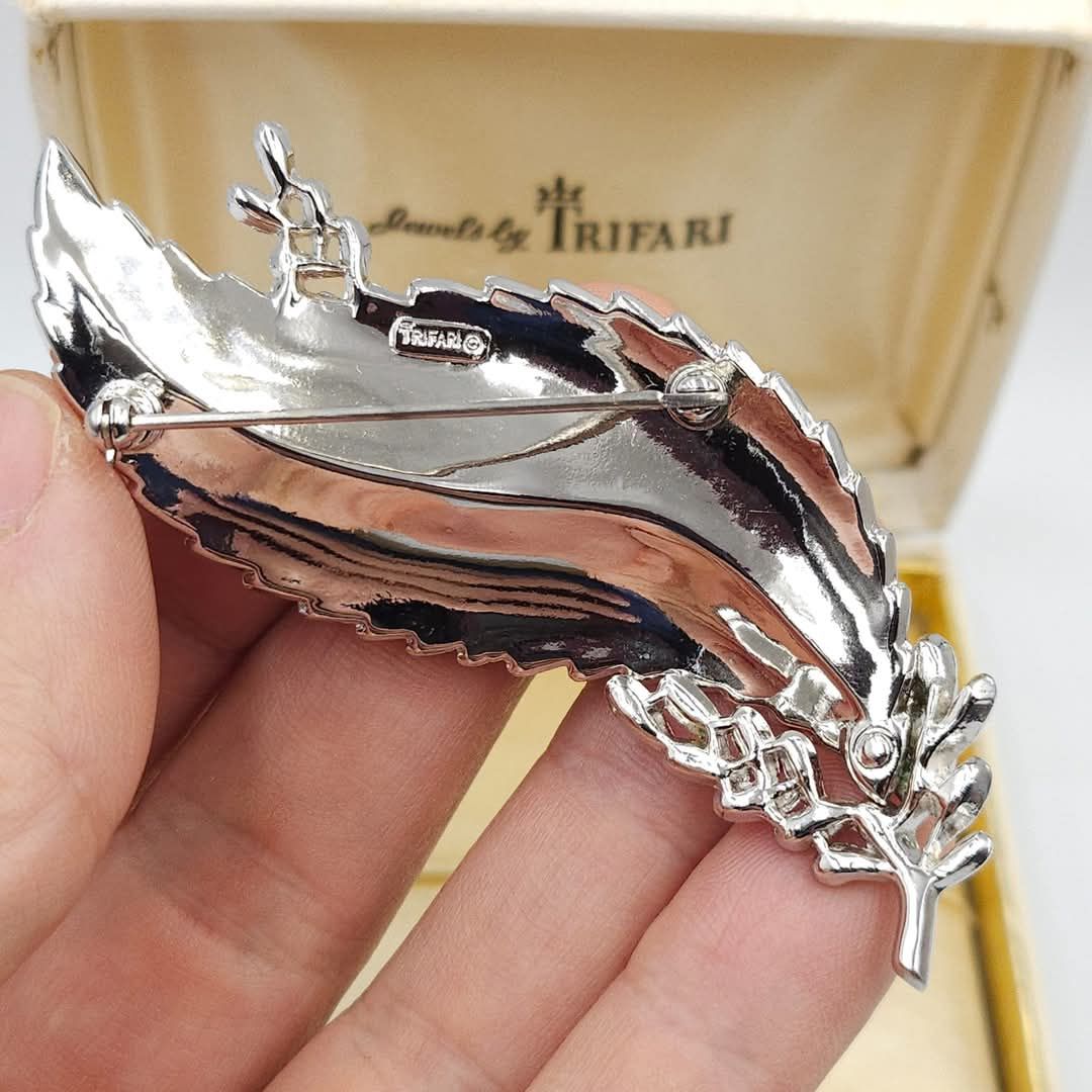 Spilla botanica realizzata da Trifari negli anni '60, realizzata in lega Trifanium color argento satinato con dettagli lucidi - VINTAGE AMORE MIO