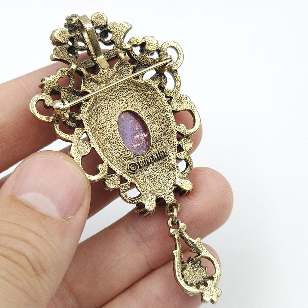 Spilla Sarah Coventry, predisposta per essere usata anche come pendente, anni '60 della serie "Contessa", realizzata in metallo color oro antico con cabochon di cristallo color opale e cristalli ametista, diamante e peridot - VINTAGE AMORE MIO