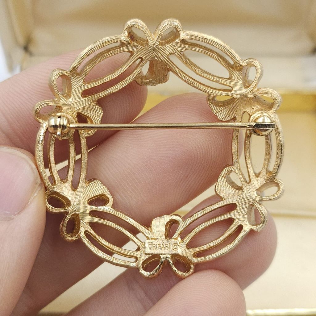 Spilla Trifari a forma di ghirlanda, realizzata alla fine degli anni '50, in lega Trifanium color oro satinato con dettagli lucidi e perle - VINTAGE AMORE MIO
