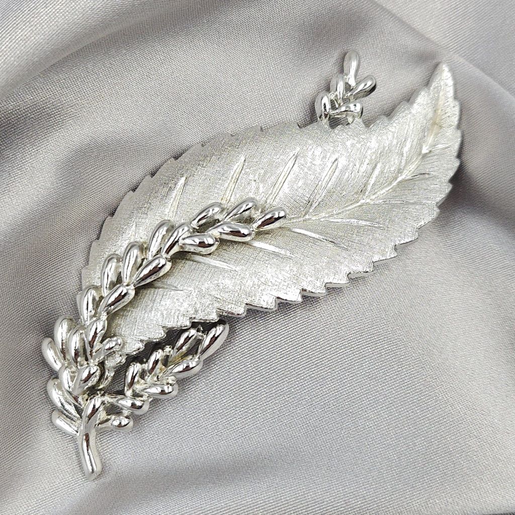 Spilla botanica realizzata da Trifari negli anni '60, realizzata in lega Trifanium color argento satinato con dettagli lucidi - VINTAGE AMORE MIO