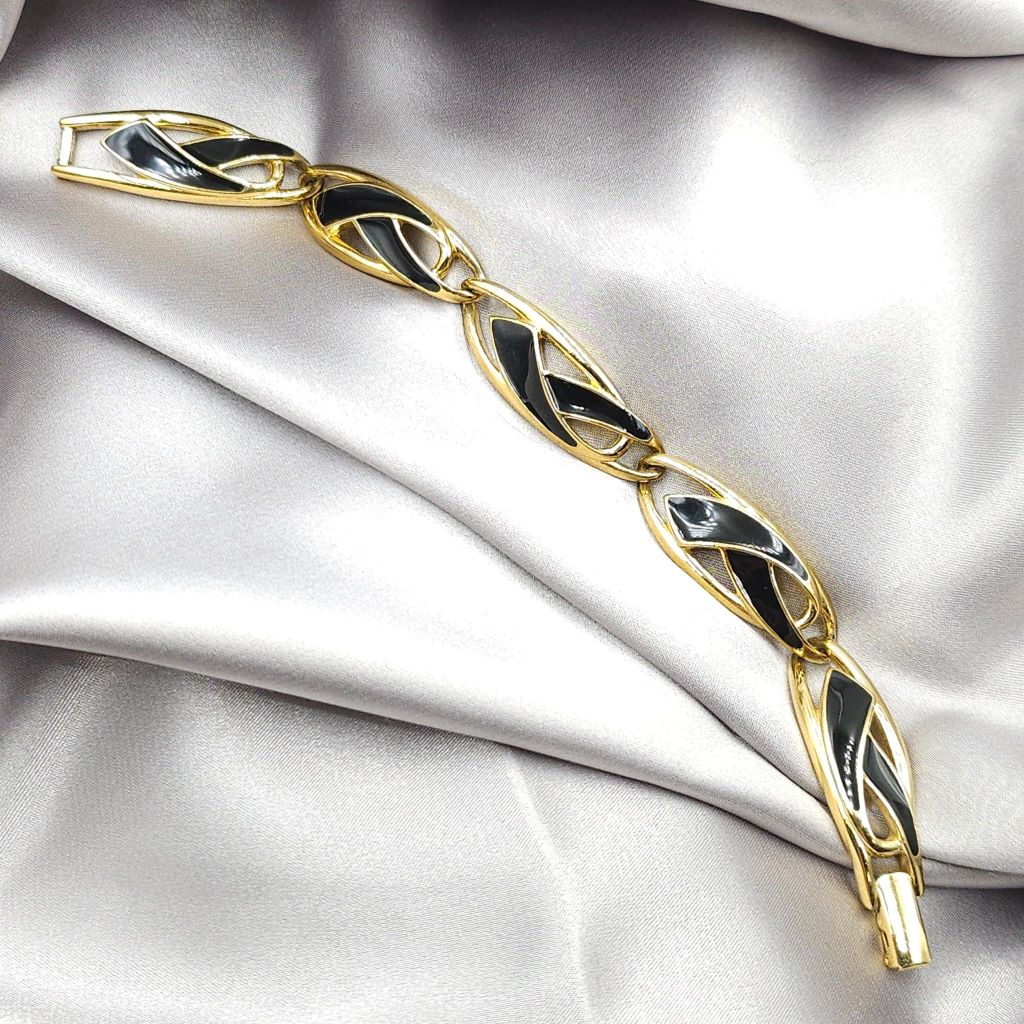 Bracciale Trifari anni '70 realizzato in lega Trifanium color oro con smalto nero - VINTAGE AMORE MIO