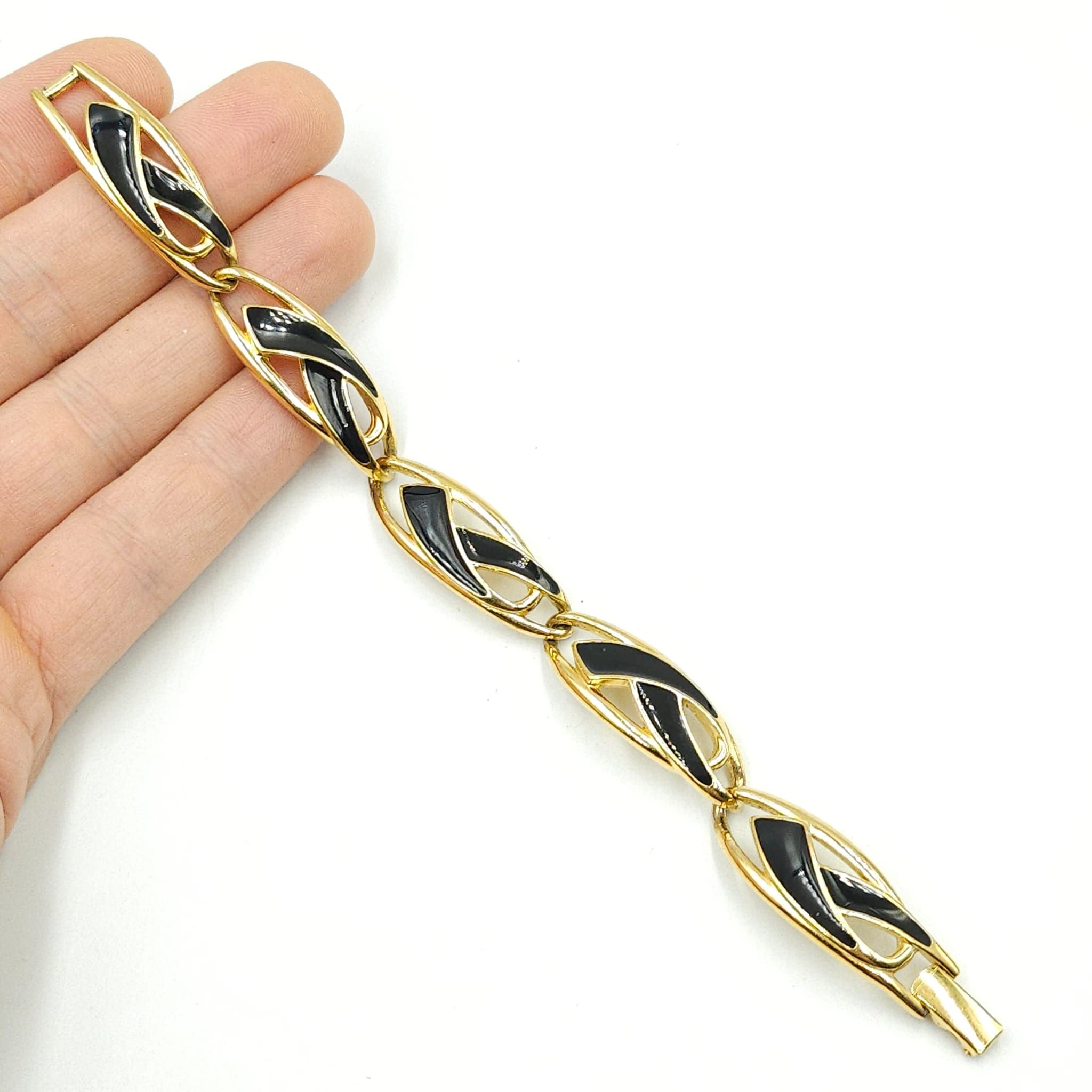 Bracciale Trifari anni '70 realizzato in lega Trifanium color oro con smalto nero - VINTAGE AMORE MIO