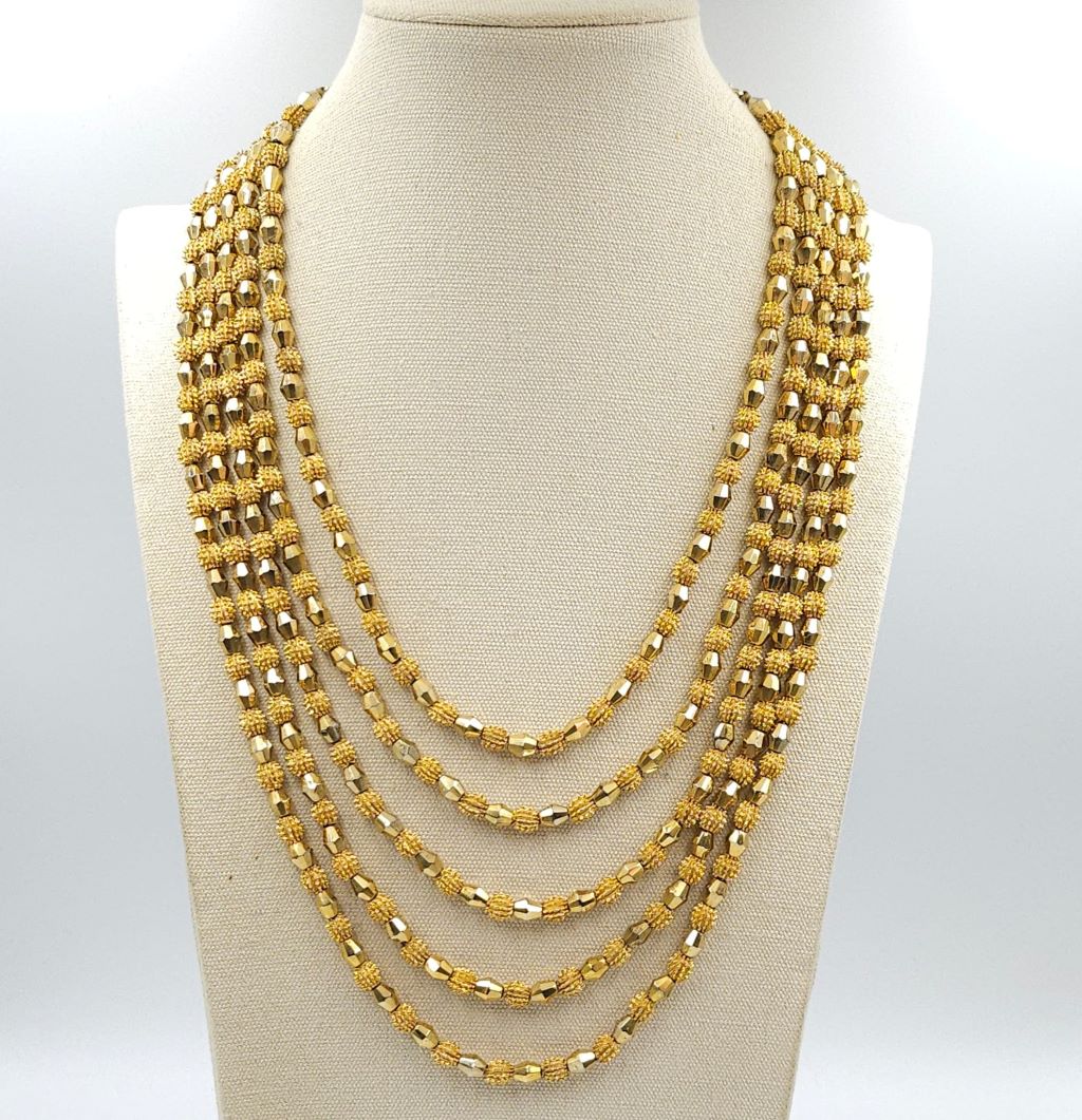 Parure Trifari della serie Electra realizzata nella seconda metà degli anni '50, composta da collana e bracciale, entrambi a cinque fili di pepite di lega Trifanium color oro - VINTAGE AMORE MIO