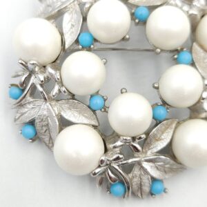 Spilla Alaskan Summer primi anni '60 firmata Sara Coventry, decoro di foglie di metallo color argento satinato con perle e chicchi di lucite turchese - VINTAGE AMORE MIO