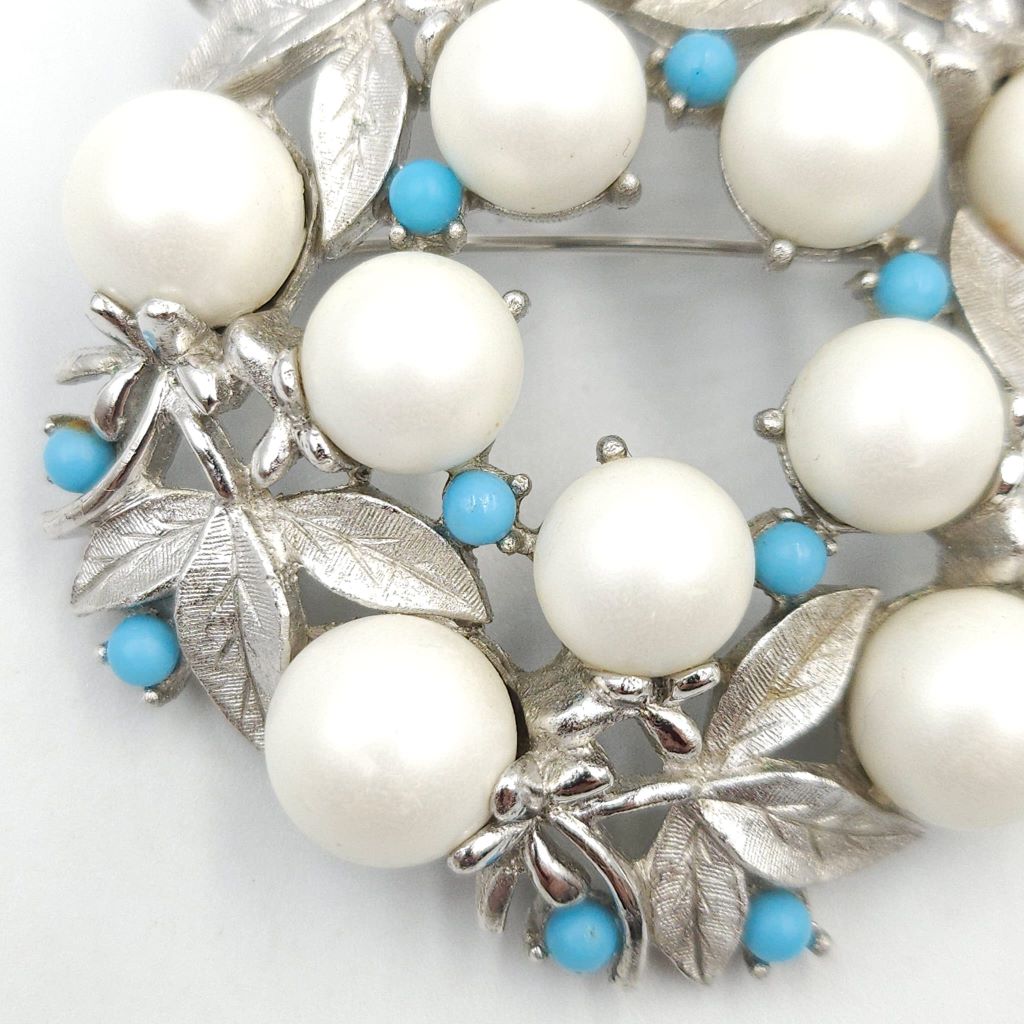 Spilla Alaskan Summer primi anni '60 firmata Sara Coventry, decoro di foglie di metallo color argento satinato con perle e chicchi di lucite turchese - VINTAGE AMORE MIO