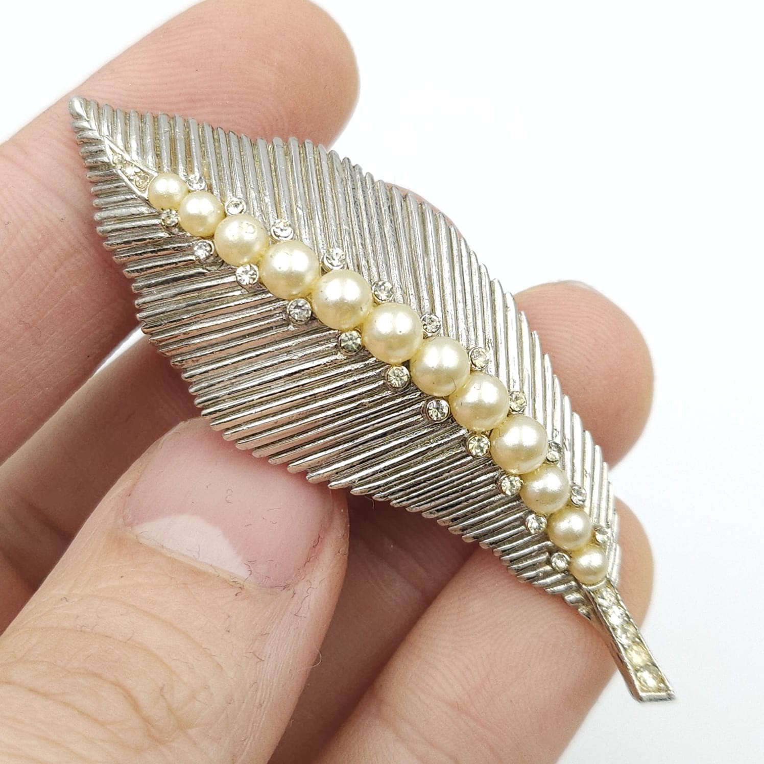 Spilla Trifari risalente alla seconda metà degli anni cinquanta, realizzata in lega Trifanium color argento satinato con lavorazione a bacchette, perle e cristalli diamante - VINTAGE AMORE MIO