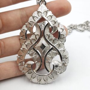 Collana Trifari risalente al 1960 circa, composta da spessa catena e grandissimo ciondolo in lega Trifanium color argento con lavorazione satinata e lucida - VINTAGE AMORE MIO