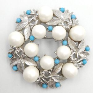 Spilla Alaskan Summer primi anni '60 firmata Sara Coventry, decoro di foglie di metallo color argento satinato con perle e chicchi di lucite turchese - VINTAGE AMORE MIO