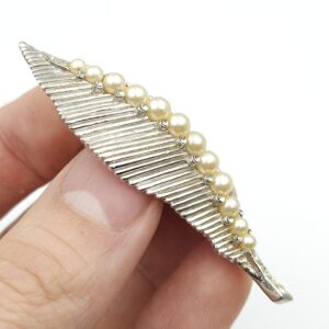Spilla Trifari risalente alla seconda metà degli anni cinquanta, realizzata in lega Trifanium color argento satinato con lavorazione a bacchette, perle e cristalli diamante - VINTAGE AMORE MIO