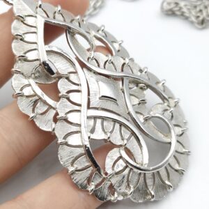 Collana Trifari risalente al 1960 circa, composta da spessa catena e grandissimo ciondolo in lega Trifanium color argento con lavorazione satinata e lucida - VINTAGE AMORE MIO