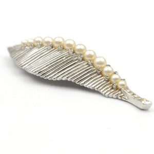 Spilla Trifari risalente alla seconda metà degli anni cinquanta, realizzata in lega Trifanium color argento satinato con lavorazione a bacchette, perle e cristalli diamante - VINTAGE AMORE MIO