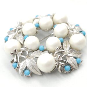 Spilla Alaskan Summer primi anni '60 firmata Sara Coventry, decoro di foglie di metallo color argento satinato con perle e chicchi di lucite turchese - VINTAGE AMORE MIO