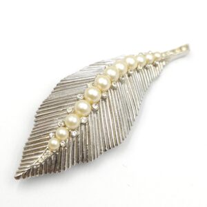 Spilla Trifari risalente alla seconda metà degli anni cinquanta, realizzata in lega Trifanium color argento satinato con lavorazione a bacchette, perle e cristalli diamante - VINTAGE AMORE MIO
