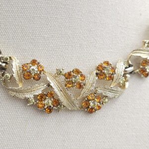 primopiano-collana-anni-50-firmata-coro-delicato-decoro-floreale-metallo-color-oro-cristalli-topazio-diamante Collana anni '50 firmata Coro, con delicato decoro floreale, realizzata in metallo color oro con cristalli topazio e diamante - VINTAGE AMORE MIO