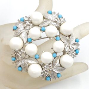 Spilla Alaskan Summer primi anni '60 firmata Sara Coventry, decoro di foglie di metallo color argento satinato con perle e chicchi di lucite turchese - VINTAGE AMORE MIO