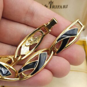 Bracciale Trifari anni '70 realizzato in lega Trifanium color oro con smalto nero - VINTAGE AMORE MIO