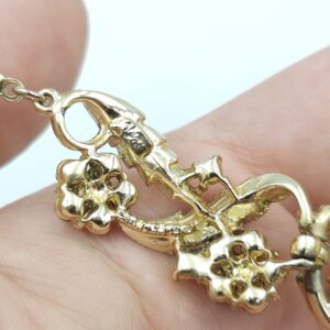 Collana anni '50 firmata Coro, con delicato decoro floreale, realizzata in metallo color oro con cristalli topazio e diamante - VINTAGE AMORE MIO