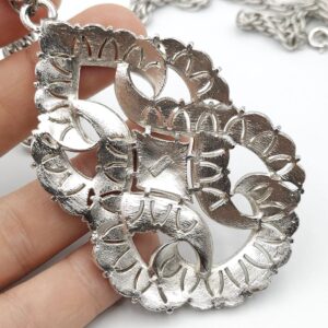 Collana Trifari risalente al 1960 circa, composta da spessa catena e grandissimo ciondolo in lega Trifanium color argento con lavorazione satinata e lucida - VINTAGE AMORE MIO