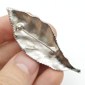 Spilla Trifari risalente alla seconda metà degli anni cinquanta, realizzata in lega Trifanium color argento satinato con lavorazione a bacchette, perle e cristalli diamante - VINTAGE AMORE MIO