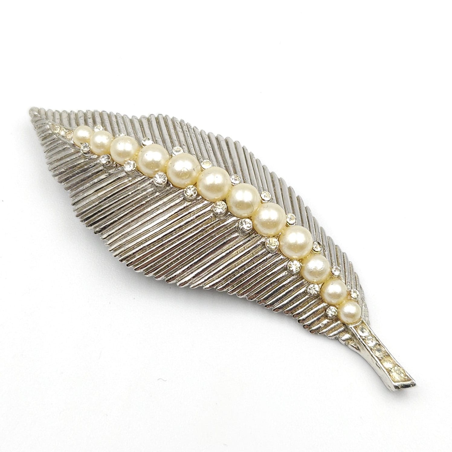 Spilla Trifari risalente alla seconda metà degli anni cinquanta, realizzata in lega Trifanium color argento satinato con lavorazione a bacchette, perle e cristalli diamante - VINTAGE AMORE MIO