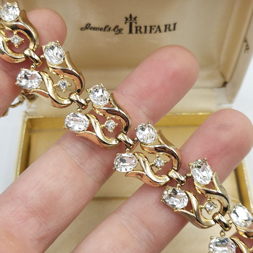 Bracciale Trifari " pat. pend. " primissimi anni '50, realizzato in lega Trifanium color oro con cristalli diamante taglio ovale e rotondo - VINTAGE AMORE MIO