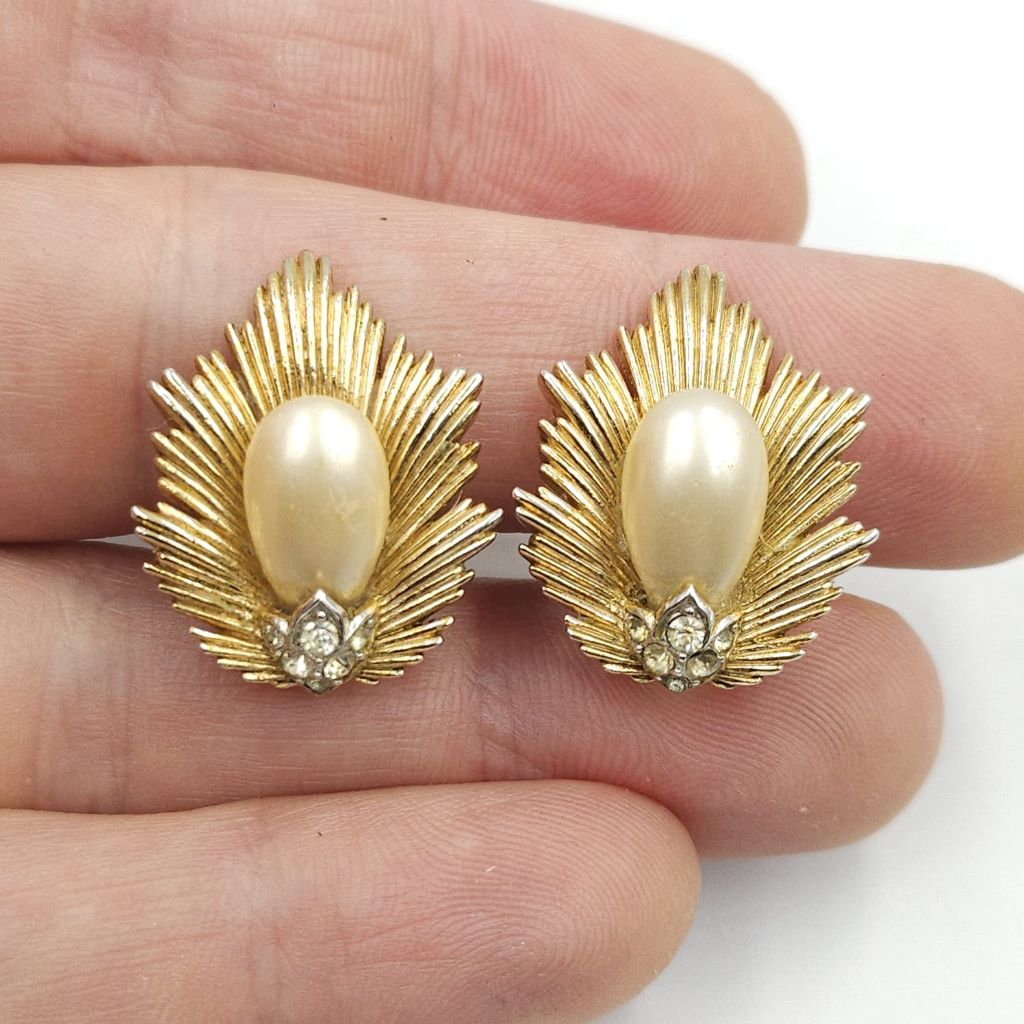 Orecchini a clip firmati Trifari risalenti alla fine degli anni '50, realizzati in lega Trifanium color oro con perle a goccia e cristalli diamante - VINTAGE AMORE MIO