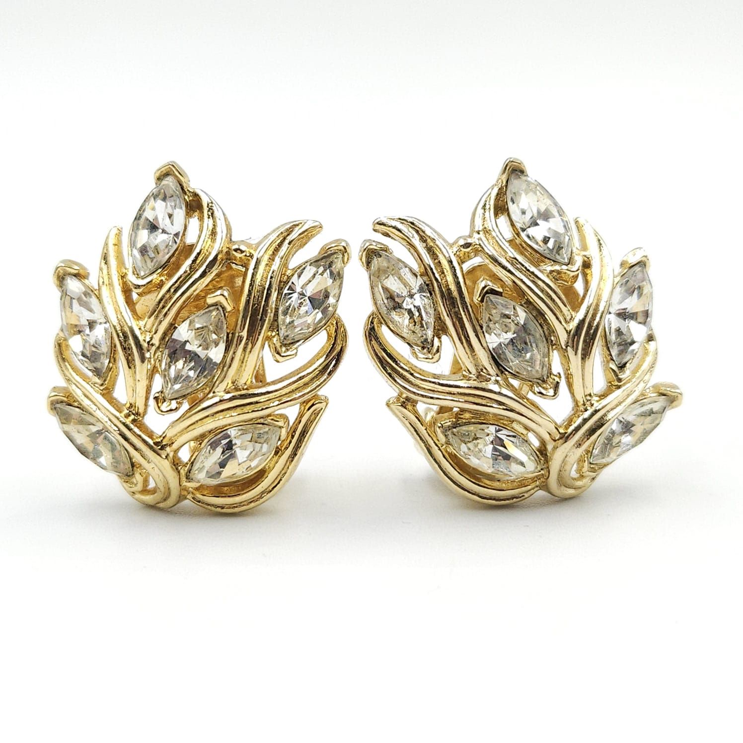 Orecchini a clip firmati Trifari, risalenti alla seconda metà degli anni cinquanta, realizzati in lega Trifanium color oro con cristalli diamante taglio navette - VINTAGE AMORE MIO