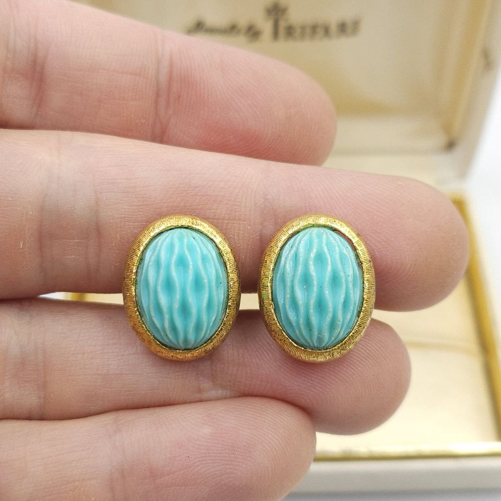 Orecchini Trifari a clip anni '60, lega Trifanium color oro satinato con grandi cabochons ovali di lucite turchese - VINTAGE AMORE MIO