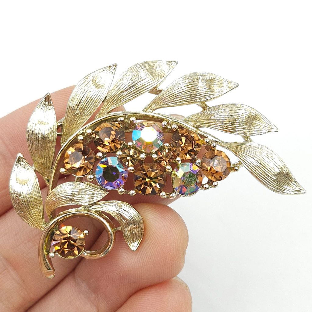 Spilla floreale anni '50 firmata Lisner, realizzata in metallo color oro satinato con cristalli topazio e aurora borealis - VINTAGE AMORE MIO