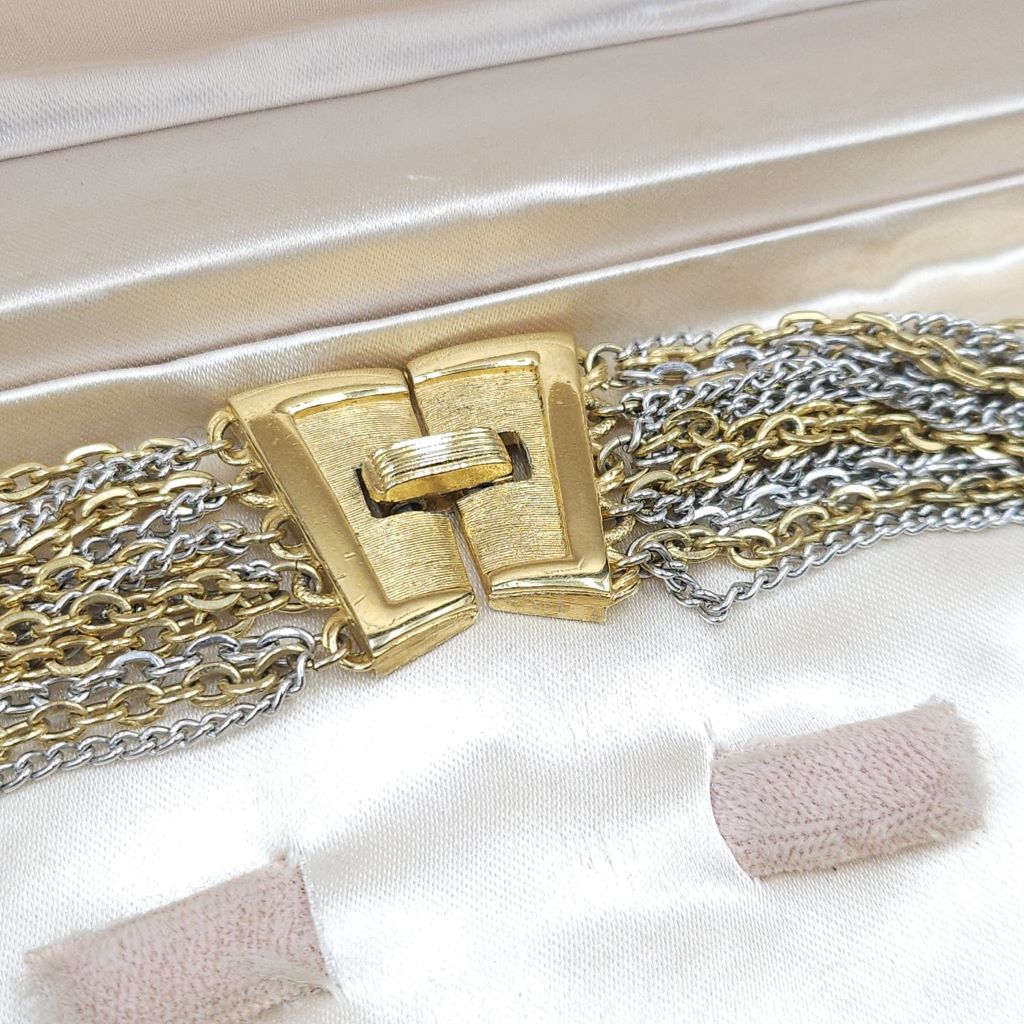 Collana multicatena firmata Trifari risalente al 1960 circa, composta da catene di lega Trifanium color oro e argento, chiusura in lega Trifanium color oro satinato - VINTAGE AMORE MIO