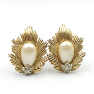 Orecchini a clip firmati Trifari risalenti alla fine degli anni '50, realizzati in lega Trifanium color oro con perle a goccia e cristalli diamante - VINTAGE AMORE MIO