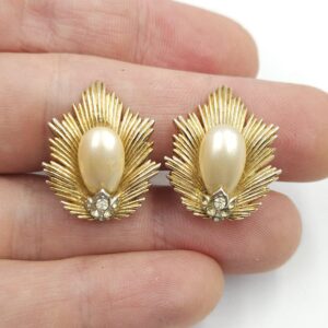 Orecchini a clip firmati Trifari risalenti alla fine degli anni '50, realizzati in lega Trifanium color oro con perle a goccia e cristalli diamante - VINTAGE AMORE MIO