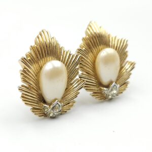 Orecchini a clip firmati Trifari risalenti alla fine degli anni '50, realizzati in lega Trifanium color oro con perle a goccia e cristalli diamante - VINTAGE AMORE MIO