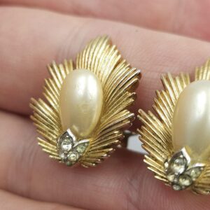 Orecchini a clip firmati Trifari risalenti alla fine degli anni '50, realizzati in lega Trifanium color oro con perle a goccia e cristalli diamante - VINTAGE AMORE MIO