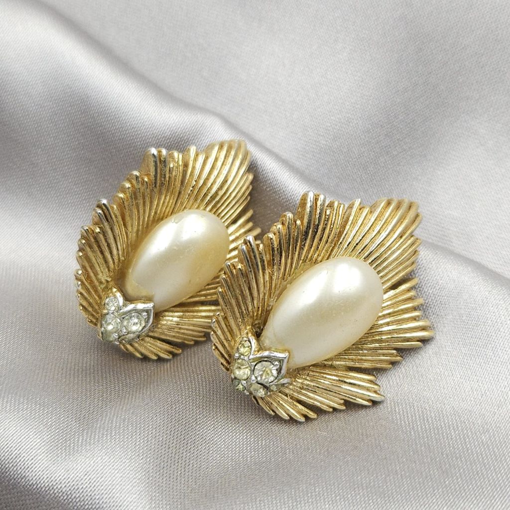 Orecchini a clip firmati Trifari risalenti alla fine degli anni '50, realizzati in lega Trifanium color oro con perle a goccia e cristalli diamante - VINTAGE AMORE MIO