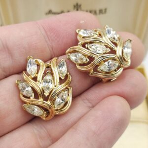 Orecchini a clip firmati Trifari, risalenti alla seconda metà degli anni cinquanta, realizzati in lega Trifanium color oro con cristalli diamante taglio navette - VINTAGE AMORE MIO