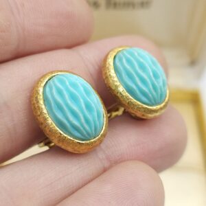 Orecchini Trifari a clip anni '60, lega Trifanium color oro satinato con grandi cabochons ovali di lucite turchese - VINTAGE AMORE MIO