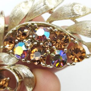 Spilla floreale anni '50 firmata Lisner, realizzata in metallo color oro satinato con cristalli topazio e aurora borealis - VINTAGE AMORE MIO
