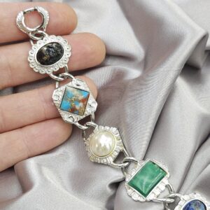 Bracciale anni '60 firmato Sarah Coventry, realizzato in metallo color argento con cabochons marmorizzati di vari colori e forme - VINTAGE AMORE MIO