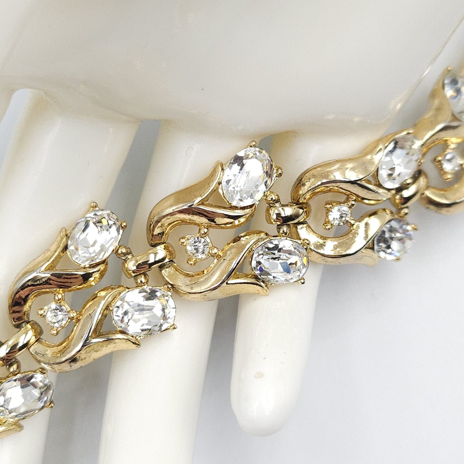 Bracciale Trifari " pat. pend. " primissimi anni '50, realizzato in lega Trifanium color oro con cristalli diamante taglio ovale e rotondo - VINTAGE AMORE MIO