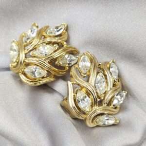 Orecchini a clip firmati Trifari, risalenti alla seconda metà degli anni cinquanta, realizzati in lega Trifanium color oro con cristalli diamante taglio navette - VINTAGE AMORE MIO