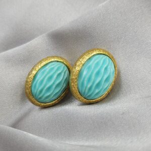 Orecchini Trifari a clip anni '60, lega Trifanium color oro satinato con grandi cabochons ovali di lucite turchese - VINTAGE AMORE MIO
