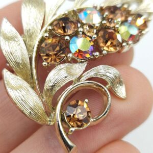 Spilla floreale anni '50 firmata Lisner, realizzata in metallo color oro satinato con cristalli topazio e aurora borealis - VINTAGE AMORE MIO