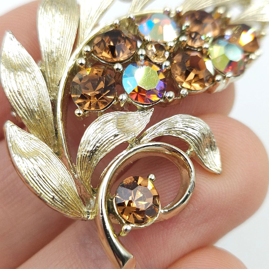 Spilla floreale anni '50 firmata Lisner, realizzata in metallo color oro satinato con cristalli topazio e aurora borealis - VINTAGE AMORE MIO