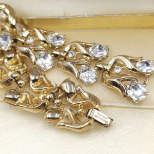 Bracciale Trifari " pat. pend. " primissimi anni '50, realizzato in lega Trifanium color oro con cristalli diamante taglio ovale e rotondo - VINTAGE AMORE MIO