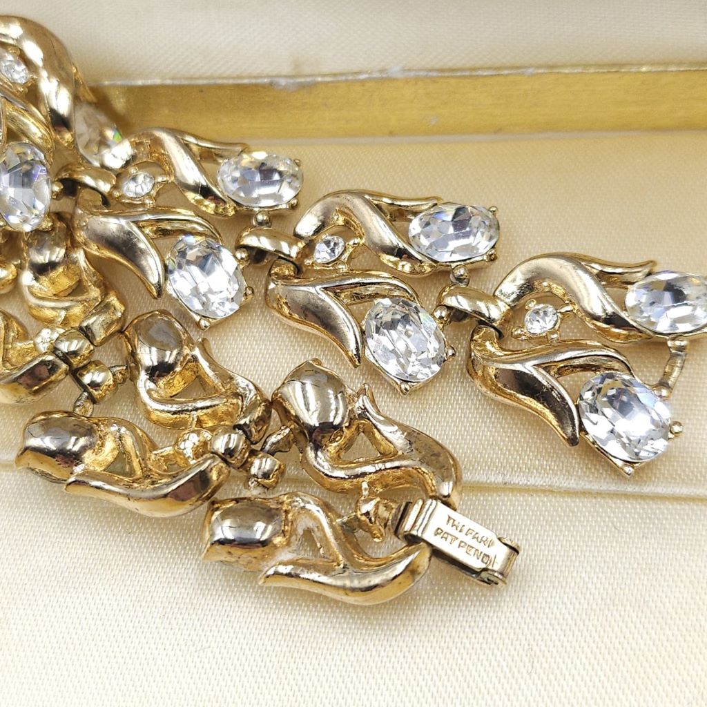 Bracciale Trifari " pat. pend. " primissimi anni '50, realizzato in lega Trifanium color oro con cristalli diamante taglio ovale e rotondo - VINTAGE AMORE MIO
