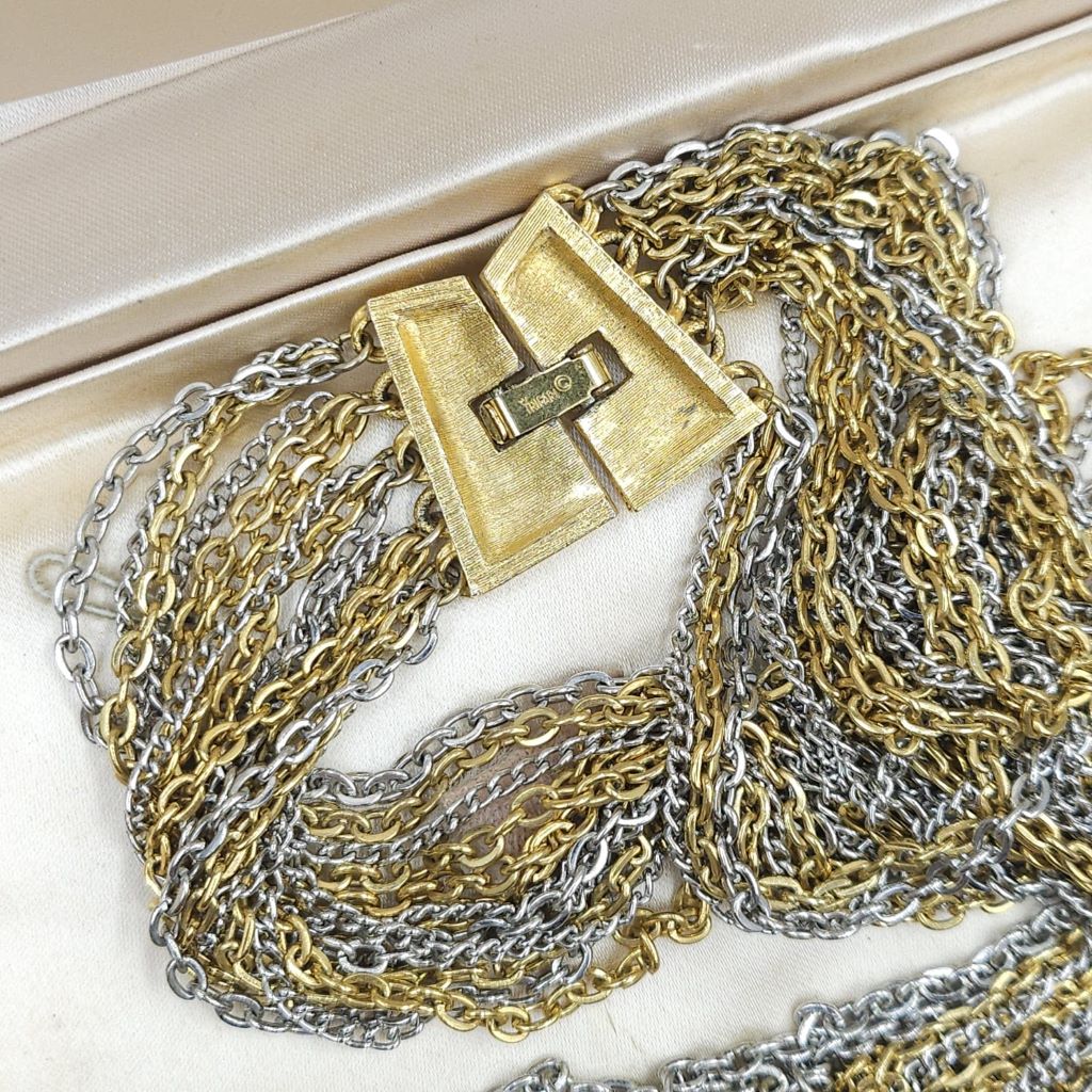 Collana multicatena firmata Trifari risalente al 1960 circa, composta da catene di lega Trifanium color oro e argento, chiusura in lega Trifanium color oro satinato - VINTAGE AMORE MIO