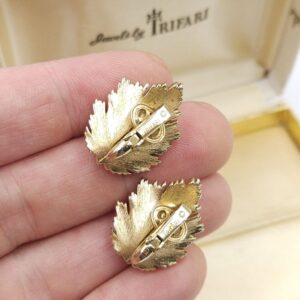 Orecchini a clip firmati Trifari risalenti alla fine degli anni '50, realizzati in lega Trifanium color oro con perle a goccia e cristalli diamante - VINTAGE AMORE MIO